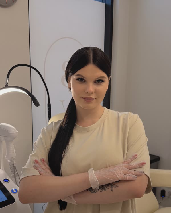 Specjalistka Laser Touch Lab w gabinecie przy ul. Zamoyskiego, obok urządzenia do depilacji laserowej.